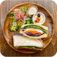 サンドイッチとサラダのプレート