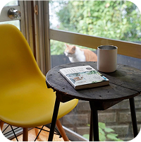 おしゃれな机と椅子