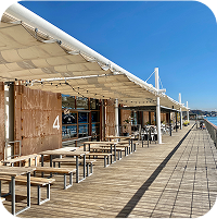 海辺にたくさん並ぶテラス席