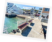 尾道の漁港に2つ並ぶベンチ