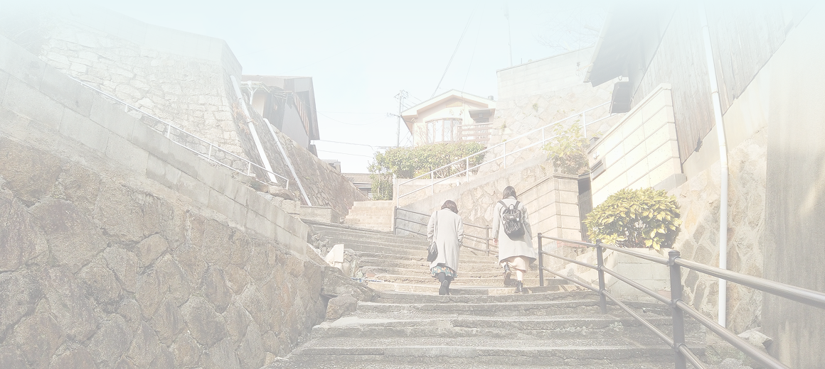 レトロな尾道の階段を上る二人の女性