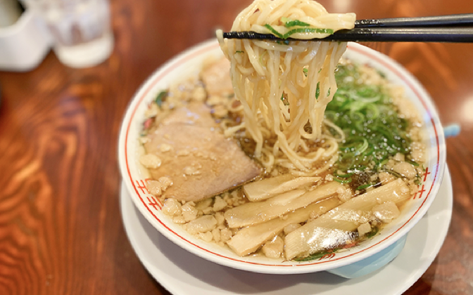 箸で持ち上げられた麺