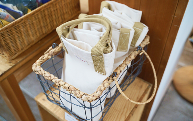 箱に並んでいるトートバック