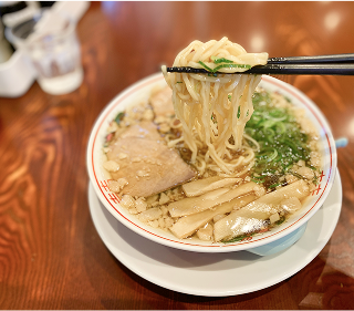 箸で持ち上げられた麺