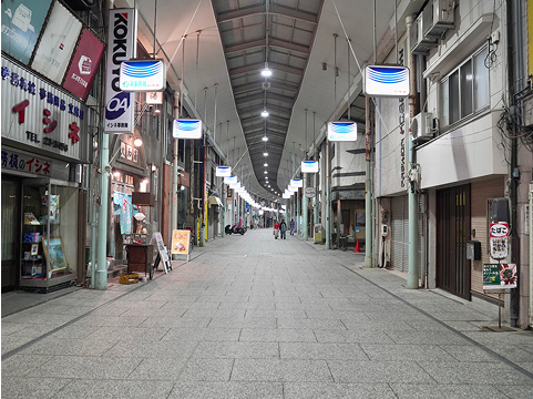 人通りのない商店街