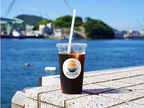 海辺でのコーヒーの写真